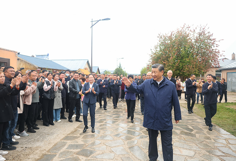 9月6日至8日，，，，，，，中共中央总书记、国家主席、中央军委主席习近平在黑龙江考察。。。。。。。这是6日下昼，，，，，，，习近平在大兴安岭地区漠河市北极村考察时，，，，，，，向外地群众挥手致意。。。。。。。